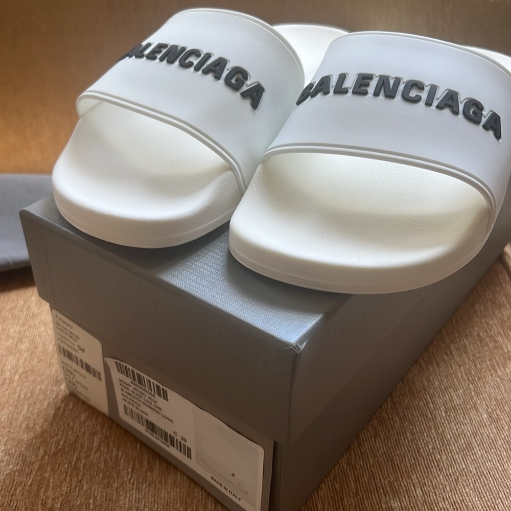 BALENCIAGA
Rubber Logo Pool Slides in White & Black - Picture 6 of 9